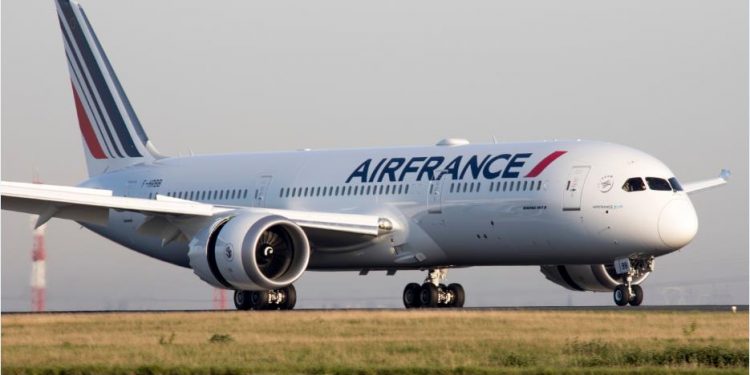 French national carrier Air France is set to launch two additional weekly flights to Nairobi beginning April 1, a move that will cement its presence after an 18-year absence which ended last year. Air France last year resumed flights to Nairobi after an eighteen-year hiatus. The announcement comes ahead of the state visit to Kenya by the French President Emmanuel Macron.