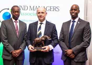Retirement Benefits Authority CEO Nzomo Mutuku (left) poses for a group photograph with Sanlam Investments East Africa CEO Jonathan Stichbury (centre) who recently won the Paul Sigsworth Award as Capital Markets Authority CEO Mr Paul Muthaura looks on. The Paul Sigworth Award is organised by the Fund Management Association (FMA) of Kenya in memory of former ICEA Lion Asset Management CEO the late Paul Sigsworth, who until his untimely demise in May 2015, was well known for being straightforward, upstanding and not willing to accept lower standards when it came to ethical behavior.