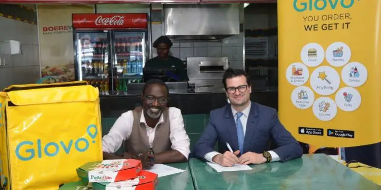 Joseph Claver, Simbisa Brands’ Head of Business Development (L)and Glovo's General Manager for Kenya, William Benthall during the signing of a partnership between Glovo and Simbisa Brands/Courtesy