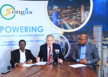 Songas Managing Director, Nigel Whittaker (centre) addressing press about the dividend payout to the government. Left is Songas Chief Financial Officer, Anael Samuel and on the right is Sebastian Kastuli, Songas Chief Commercial Officer