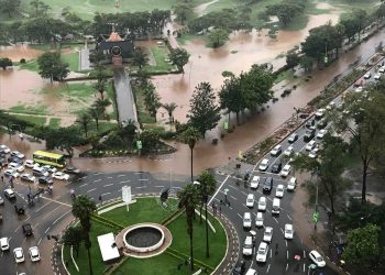 Flooding in Nairobi city. African cities are buckling under the weight of poor sanitation infrastructure. www.theexchange.africa