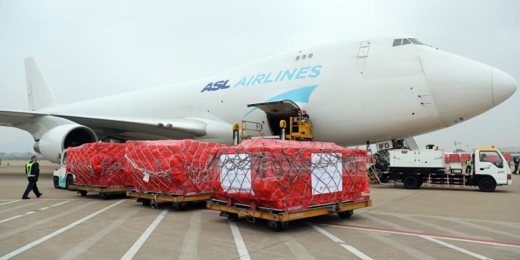 A cargo plane carrying 500,000 surgical masks from China at Belgium’s Liege Airport. Chinese billionaires are donating to Africa in droves making China look good. www.theexchange.africa