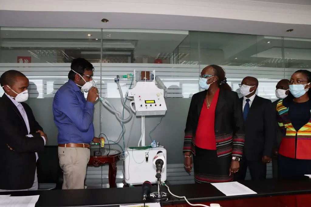 Ashit Shah, KAM Automotive Sector Chair & Mutsimotor Director explains how a Kenyan manufactured ventilator works to Industry CS Ms Betty Maina (R). The PUMUAISHI 2.0, ventilators will be used by local hospitals to fight the covid-19 pandemic. www.theexchange.africa
