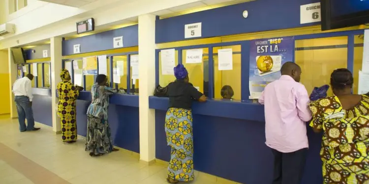 Customers in a banking hall. Traditional banks in Africa can still have an advantage in the ongoing fintech revolution. www.theexchange.africa