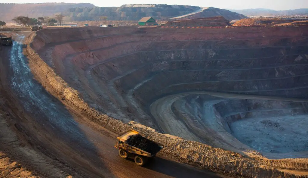 A mining pit owned by Glencore PLC. The giant is a die-hard fossil fuels backer and won’t relinquish itself of “dirty” assets. www.theexchange.africa