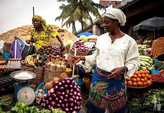 Tanzania women make up more labor on farmlands than men: Photo by African Business Communities