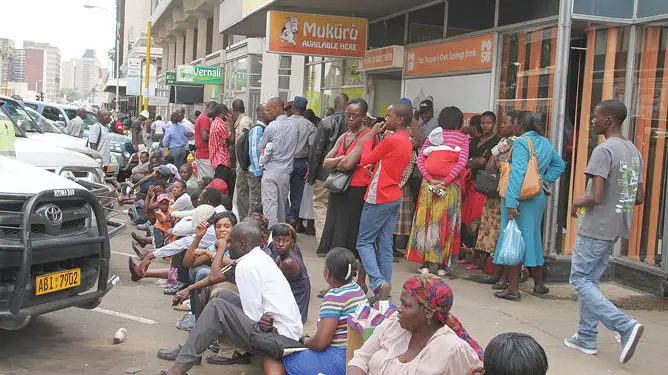 Zimbabwe Economic Crisis. Long queues to get money.[Photo/African Liberty]