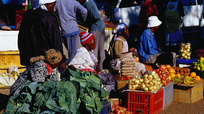 The informal sector in Zimbabwe must show will and readiness to formalize. Vendors selling in Harare, Zimbabwe. www.theexchange.africa